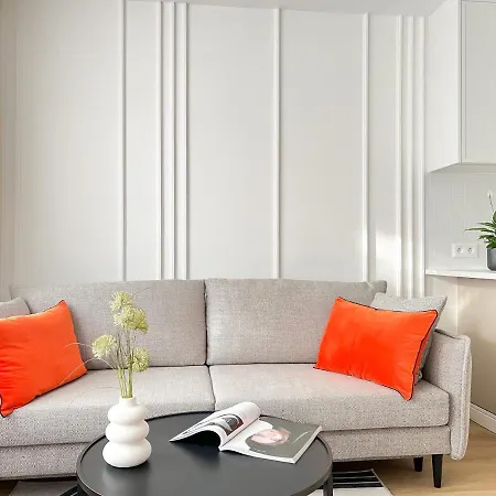 Gustowny Przy Metrze