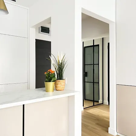 Gustowny Przy Metrze Warsaw