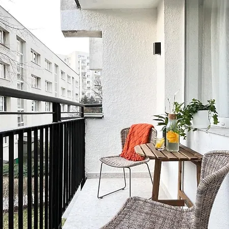 Gustowny Przy Metrze * Varsóvia