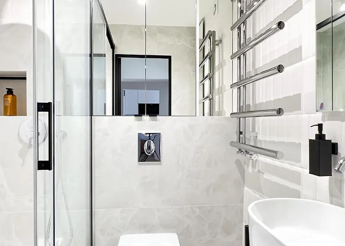 Gustowny Przy Metrze شقة