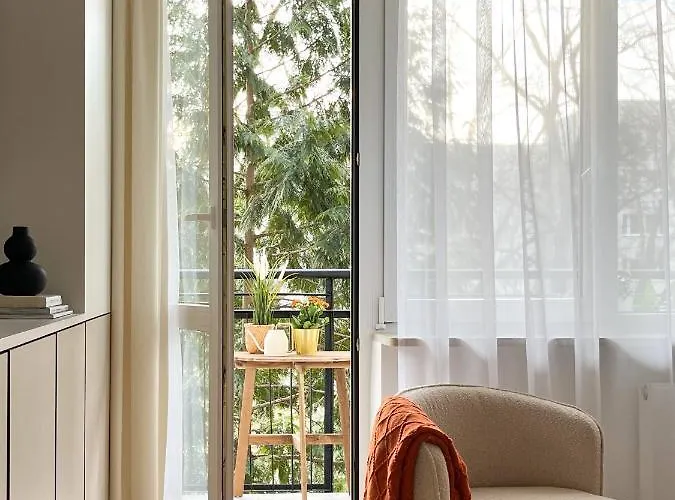 Gustowny Przy Metrze شقة