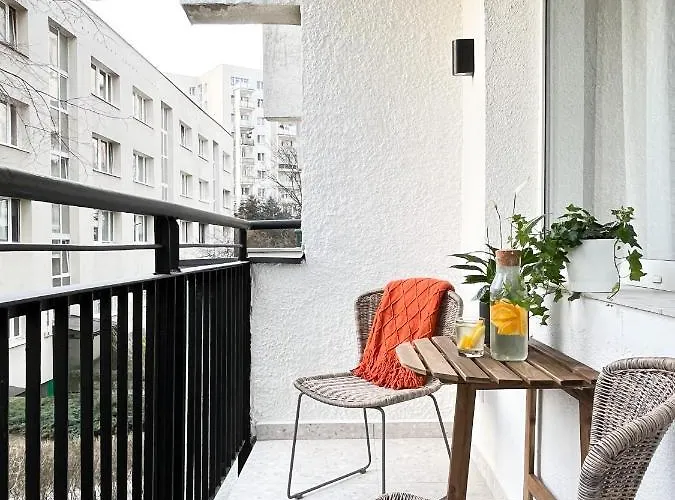 Gustowny Przy Metrze * وارسو