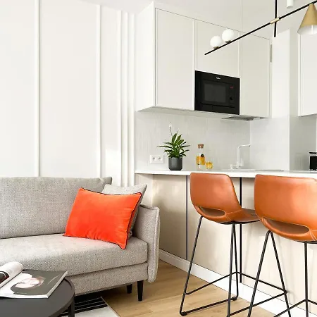 Gustowny Przy Metrze Warschau