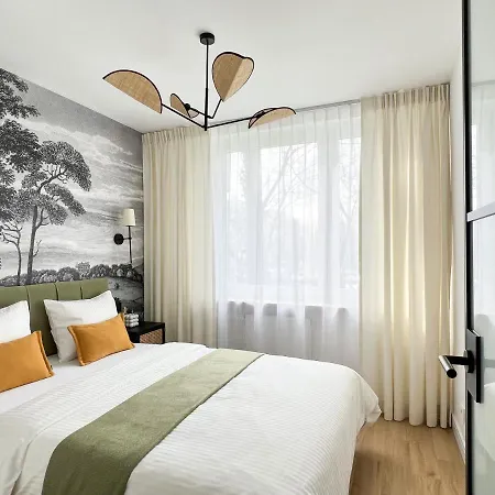 Gustowny Przy Metrze Varşova